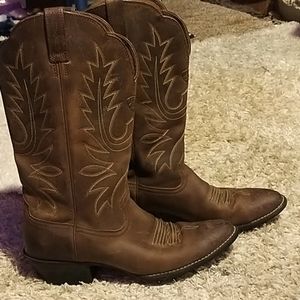 Women's Ariat cowgirl style boots. Size 8.5